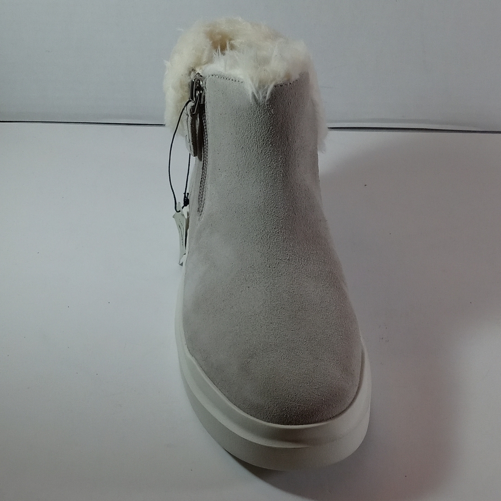 Boot - Picture 2 of 7
